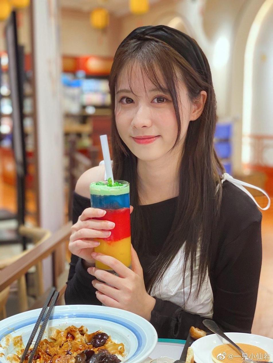 发现了一只小仙若为什么叫阿姨的原因，点击查看我的高清照片。