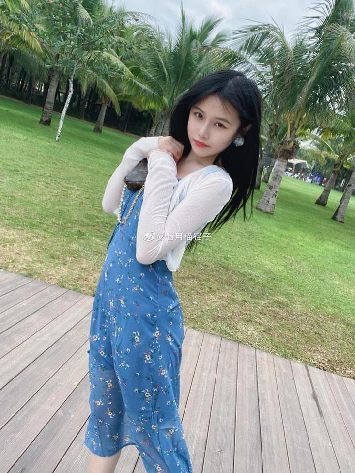 彩虹中的光影碰撞，七月喵子挡腿壁纸高清大片惊艳呈现