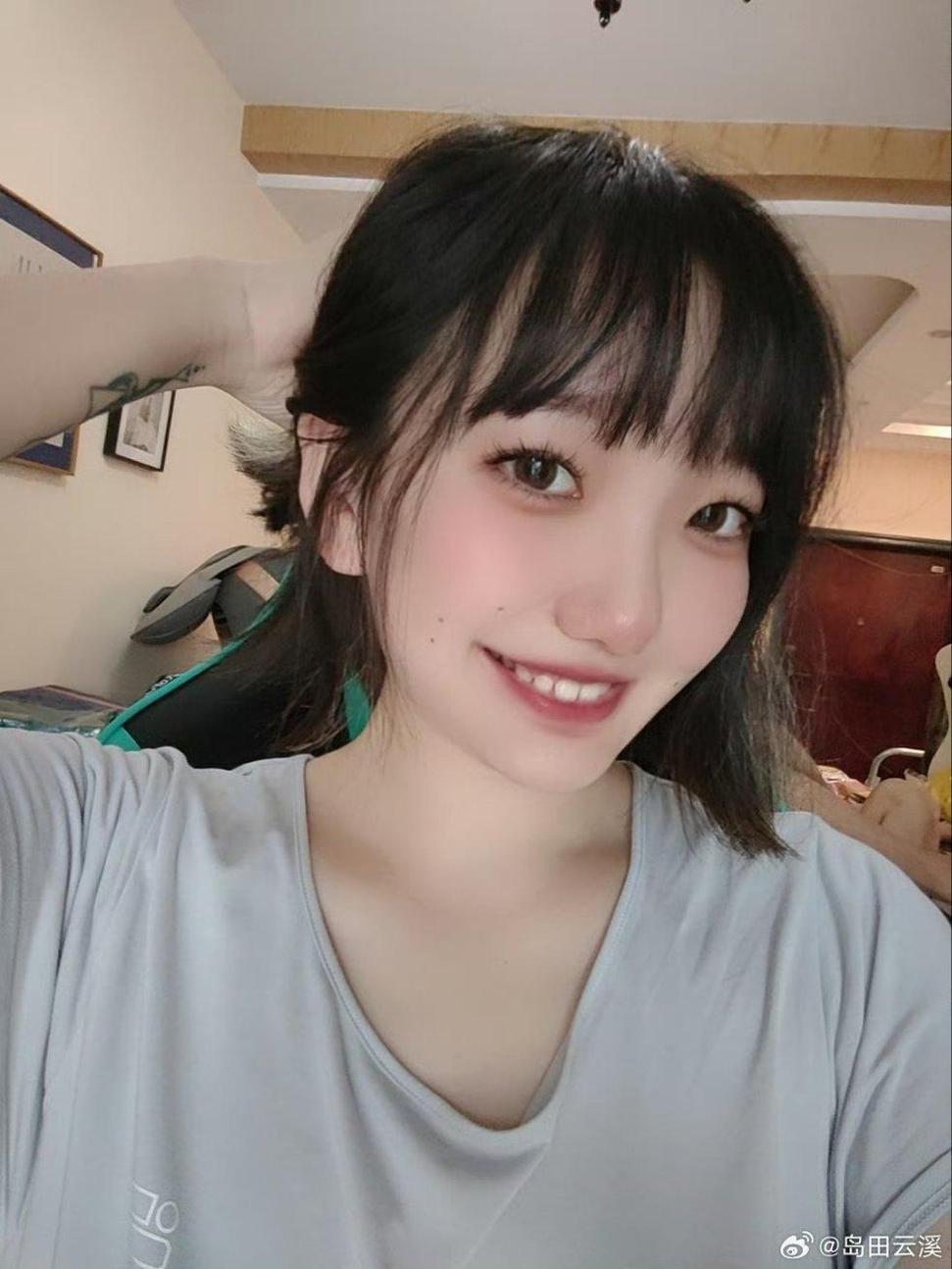 沉静中透着飘逸，云溪溪旗袍套装曝光