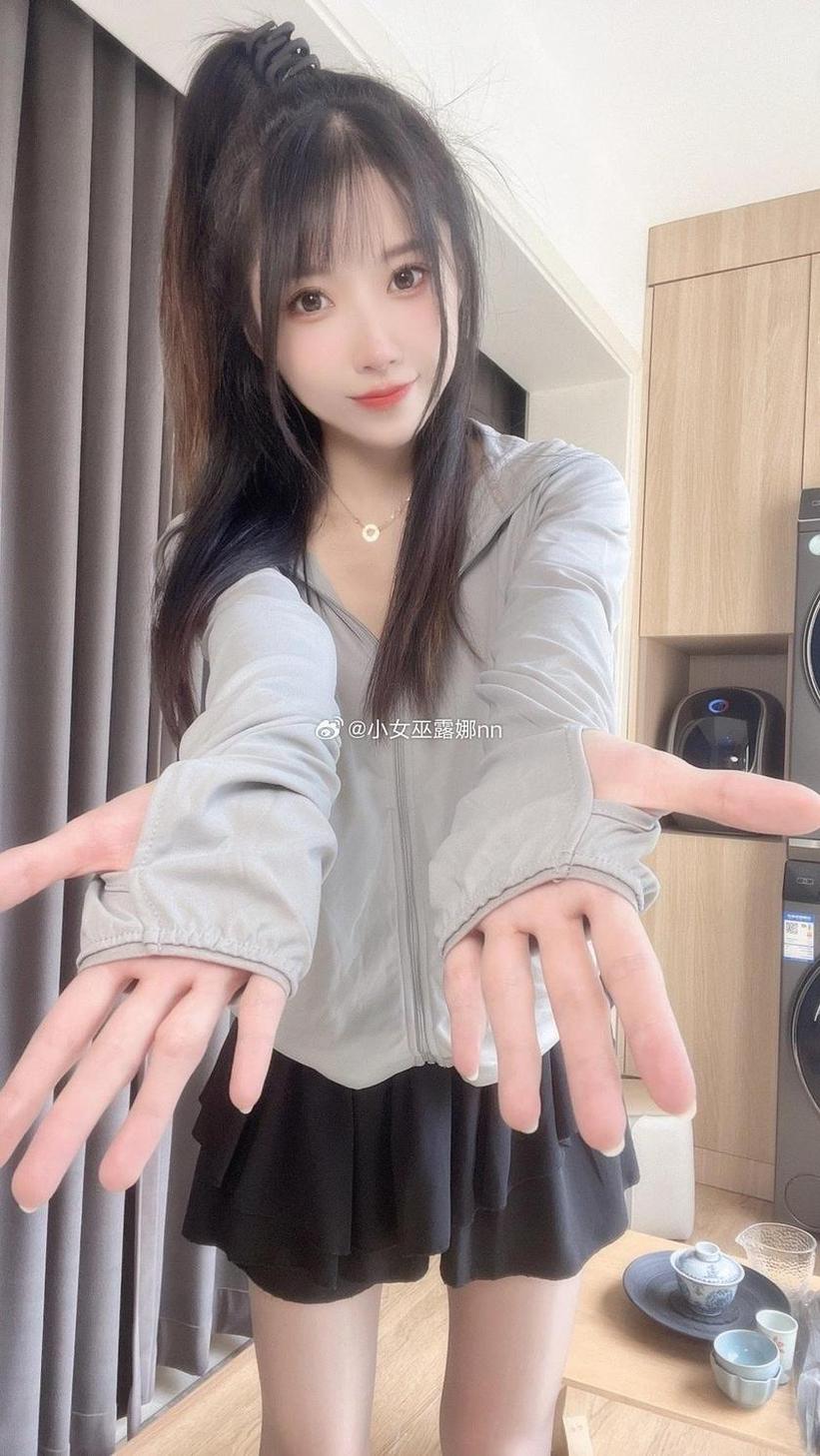 小女巫露娜吃糖，诠释cos作品之美