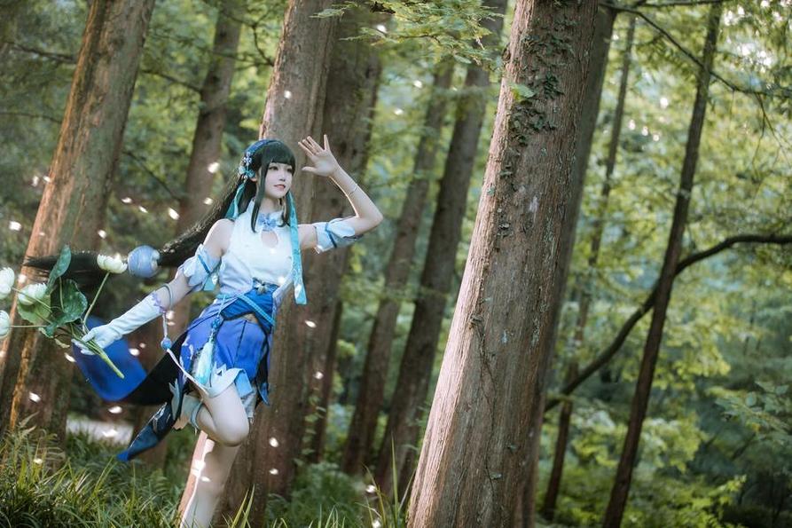神界经典重现：戚顾儿cos雷神神子定制款震撼登场