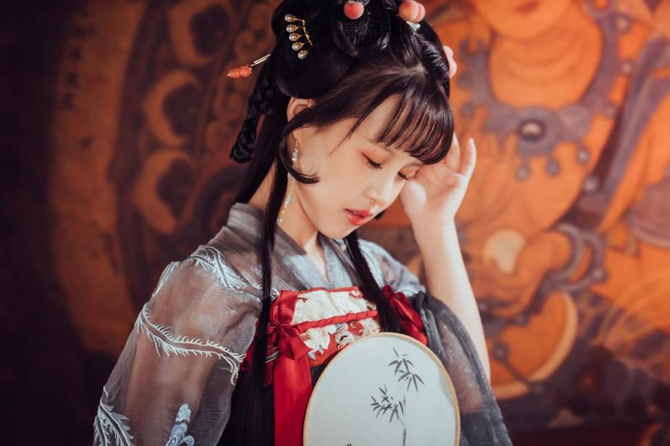 美图欣赏：晕崽zz圣诞小红帽cos作品
