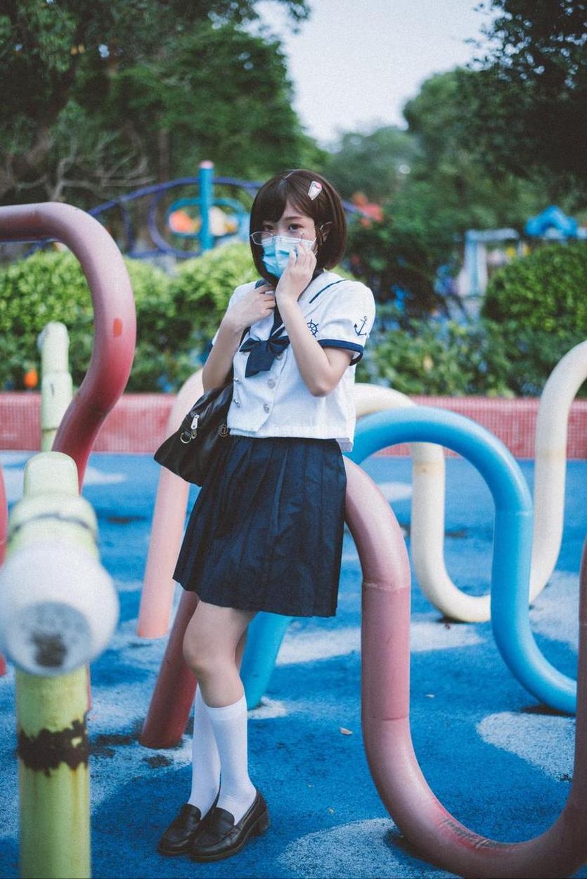 柒柒要乖哦校服，一套cos作品风的照片。