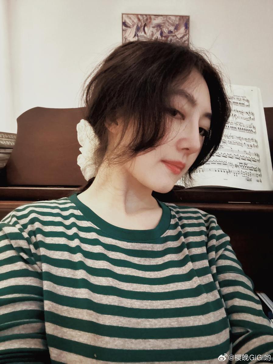 浪漫唯美，樱晚gigi粉色上衣的摄影魅力