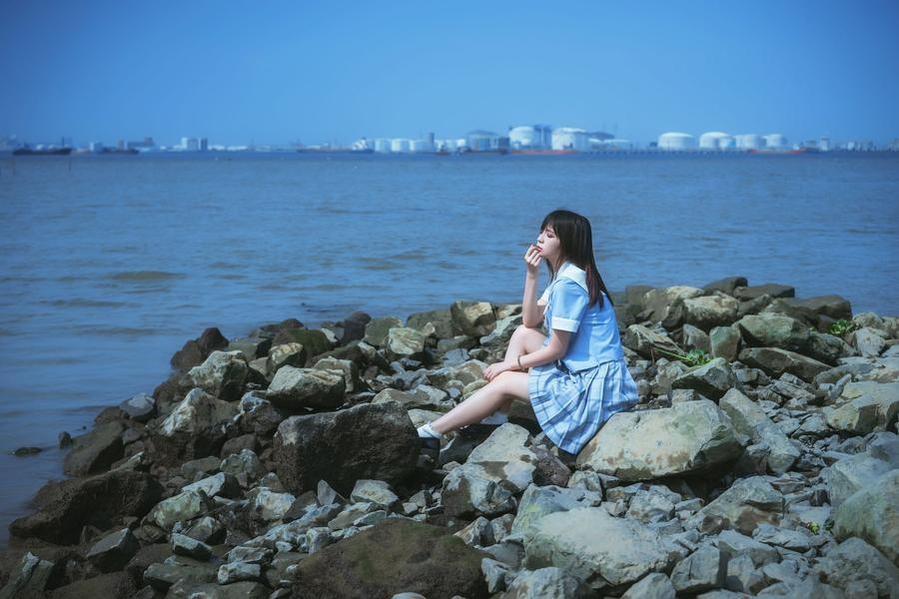疯猫ss白衬衫少女cos作品：一种独特的艺术表现形式